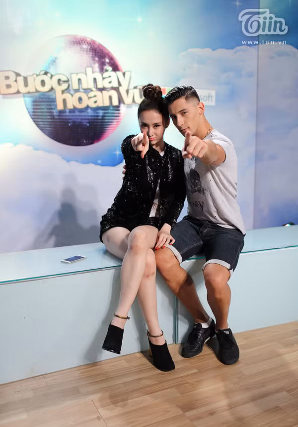 Trai Tây tình tứ ôm Angela Phương Trinh