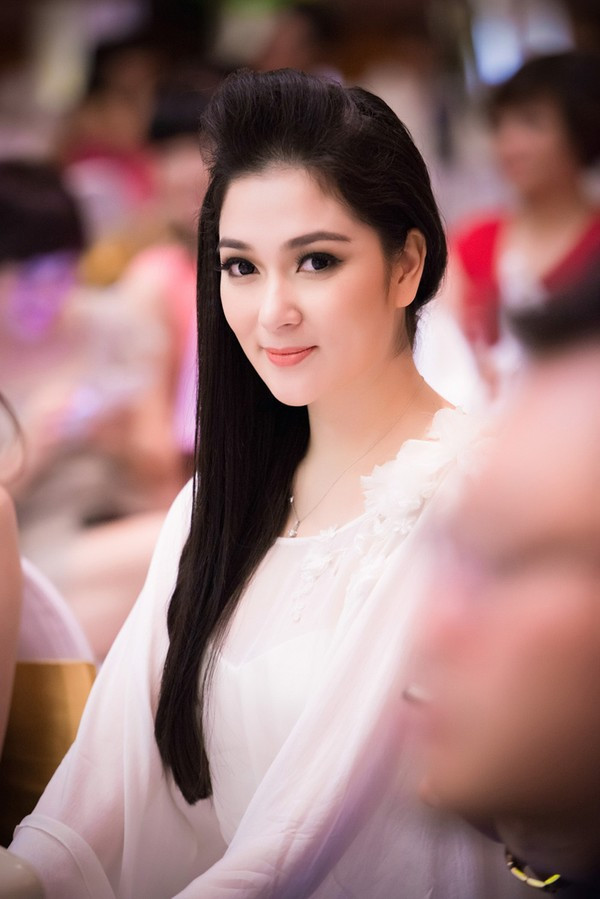 Không phải ai khác, Nguyễn Thị Huyền chính là "Hoa hậu của các hoa hậu" ảnh 10 Vẻ đằm thắm với thần thái sang trọng, quyến rũ.