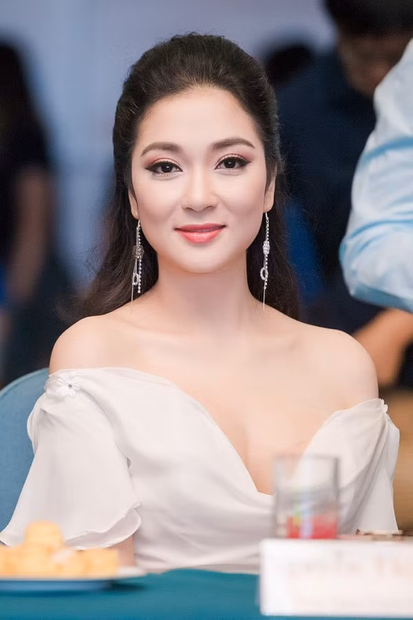  Cận cảnh vẻ đẹp tuyệt sắc của Nguyễn Thị Huyền sau 12 năm đăng quang. 