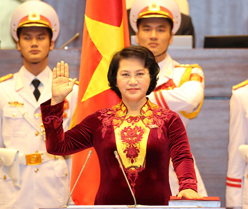 dieu it biet ve ao dai cua chu tich qh nguyen thi kim ngan - 1