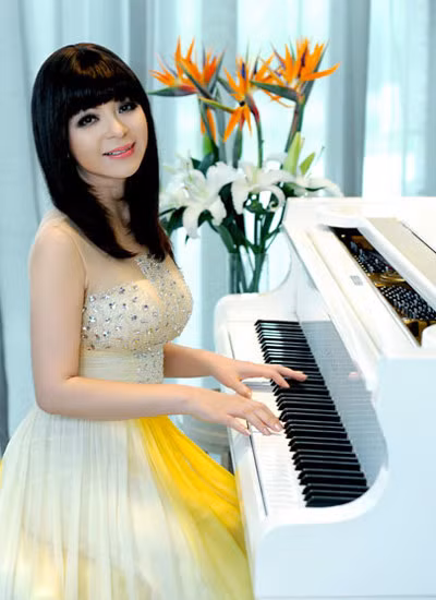 Ái Vân về nước ra mắt tự truyện “Để gió cuốn đi”