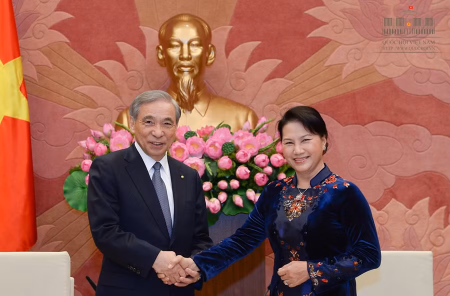 dieu it biet ve ao dai cua chu tich qh nguyen thi kim ngan - 13