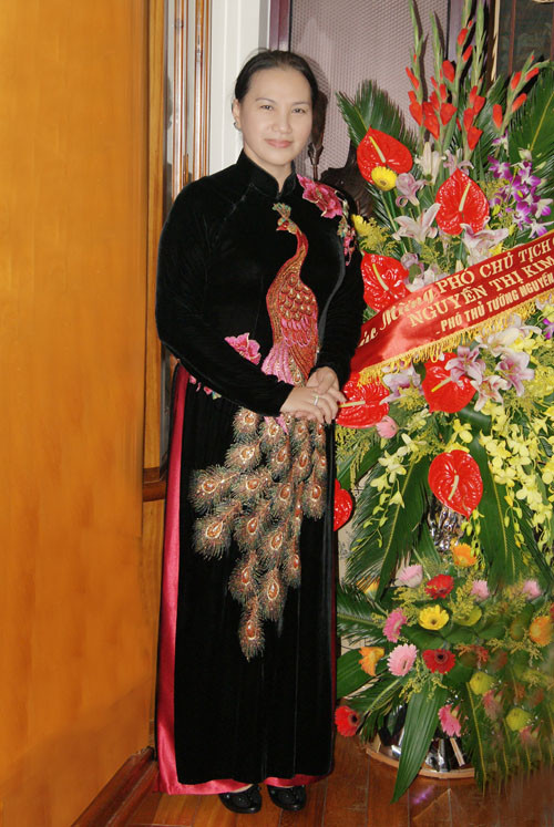 dieu it biet ve ao dai cua chu tich qh nguyen thi kim ngan - 10