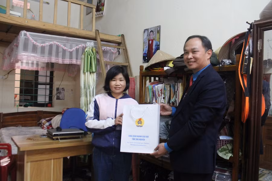 Ông Nguyễn Văn Hải, Chủ tịch Công đoàn ngành giáo dục tỉnh Thái Nguyên tặng quà, động viên giáo viên trường THPT Hoàng Quốc Việt (huyện Võ Nhai).