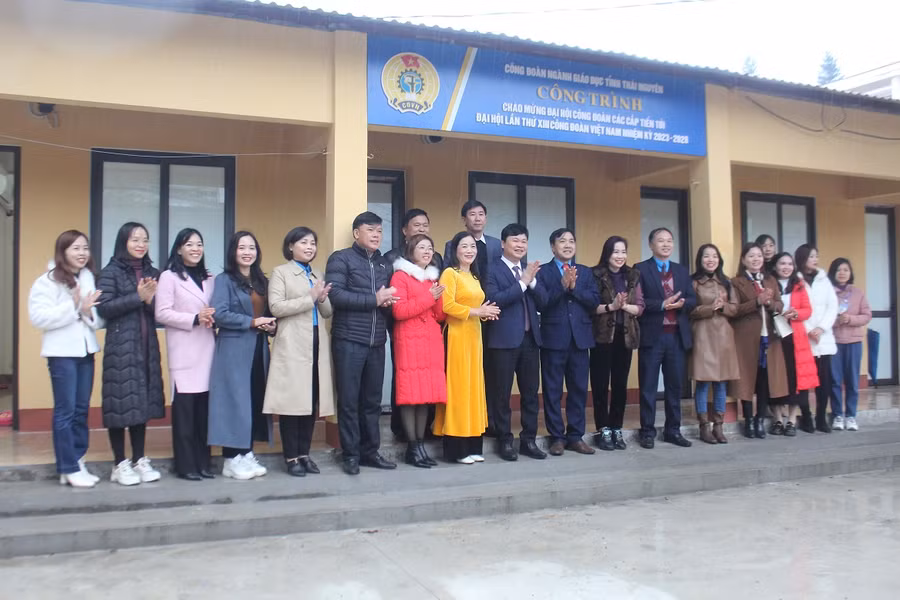 Các đại biểu LĐLĐ, Lãnh đạo sở GD&amp;ĐT, Công đoàn ngành GD tỉnh Thái Nguyên cùng các giáo viên trường THPT Định Hóa tại lễ khánh thành và bàn giao công trình nhà công vụ 2,4 tỷ đồng.