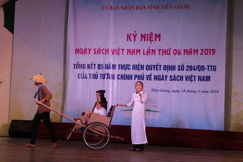 Câu chuyện "Trong lòng mẹ" của em Nguyễn Thị Lan Anh đạt giải Nhất Hội thi được công diễn. Câu chuyện "Trong lòng mẹ" của em Nguyễn Thị Lan Anh đạt giải Nhất Hội thi được công diễn.