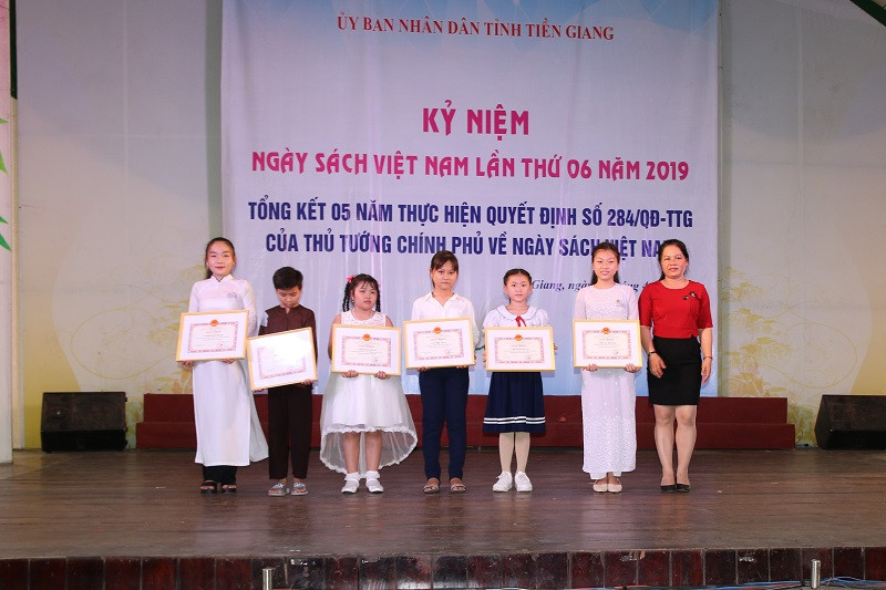 Phó Giám đốc Sở GD&ĐT Tiền Giang - Huỳnh Thị Phượng trao giải cho các thí sinh. Phó Giám đốc Sở GD&ĐT Tiền Giang - Huỳnh Thị Phượng trao giải cho các thí sinh.