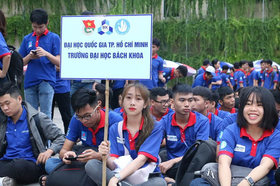 Sinh viên có mạt từ sớm tham gia Lễ ra quân