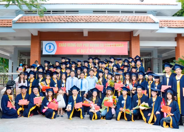 Các tân cử nhân, kĩ sư Trường ĐH Đồng Tháp