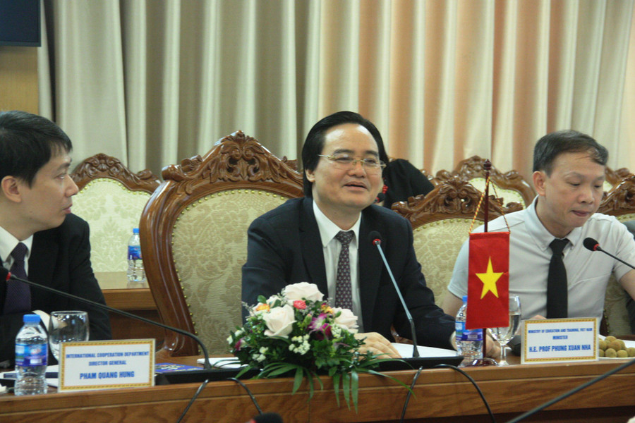 Bộ trưởng Bộ GD&ĐT Phùng Xuân Nhạ phát biểu tại tọa đàm