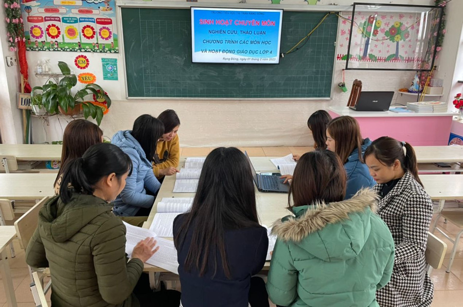 Giáo viên Trường Tiểu học thị trấn Rạng Đông (Nghĩa Hưng, Nam Định) nghiên cứu Chương trình các môn học và hoạt động giáo dục lớp 4. Ảnh: NVCC