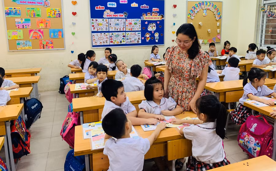 Cô trò Trường Tiểu học Vĩnh Tuy (Hai Bà Trưng, Hà Nội). Ảnh: NTCC