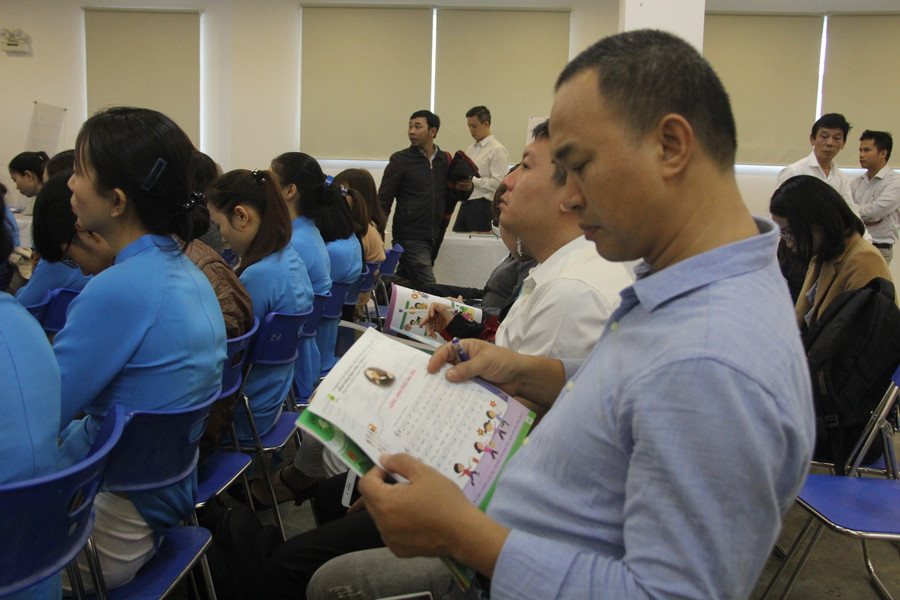 Phụ huynh Đà Nẵng tiếp cận sách giáo khoa Chương trình GDPT 2018 để tham gia lựa chọn sách. Ảnh: TG