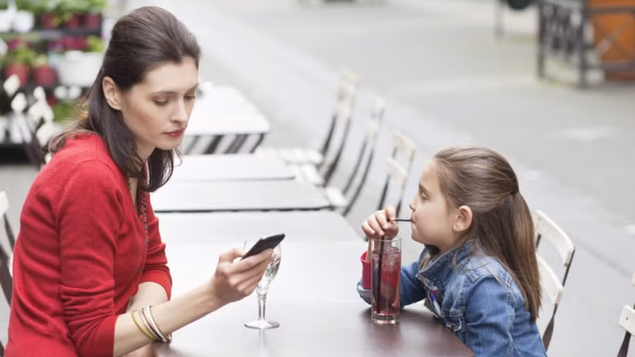 Cha mẹ cần làm gương, cất điện thoại khi có thể và tập trung dành 100% sự chú ý khi ở bên con. Ảnh minh họa: INT.