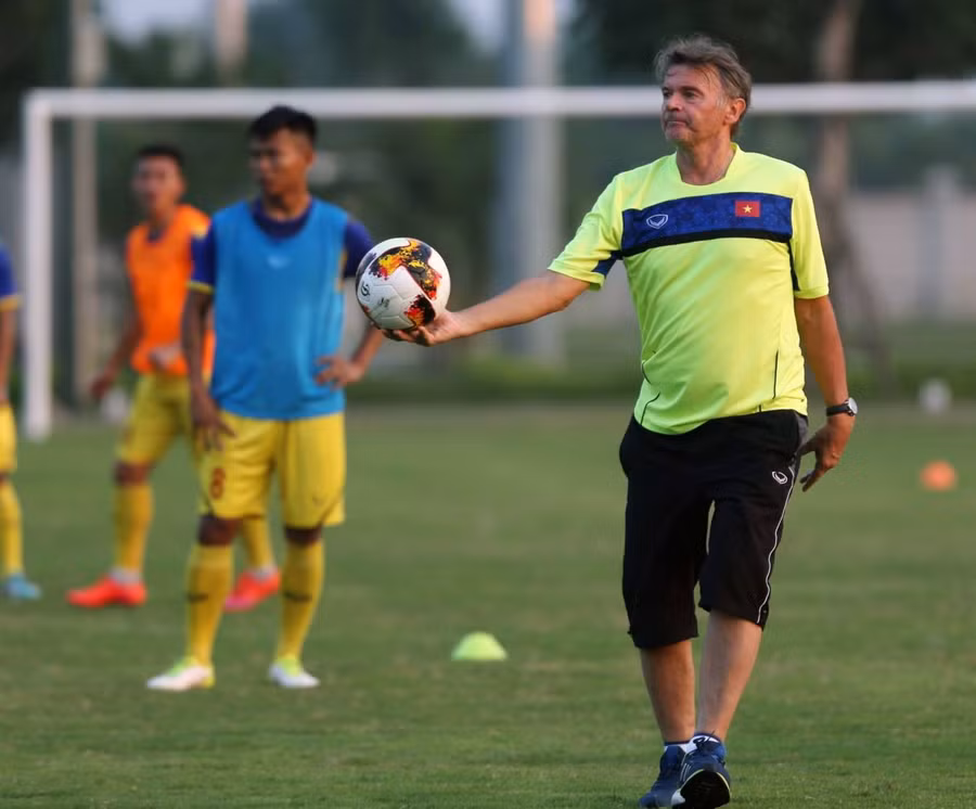 Huấn luyện viên Philippe Troussier thời điểm huấn luyện đội tuyển U19 Việt Nam.