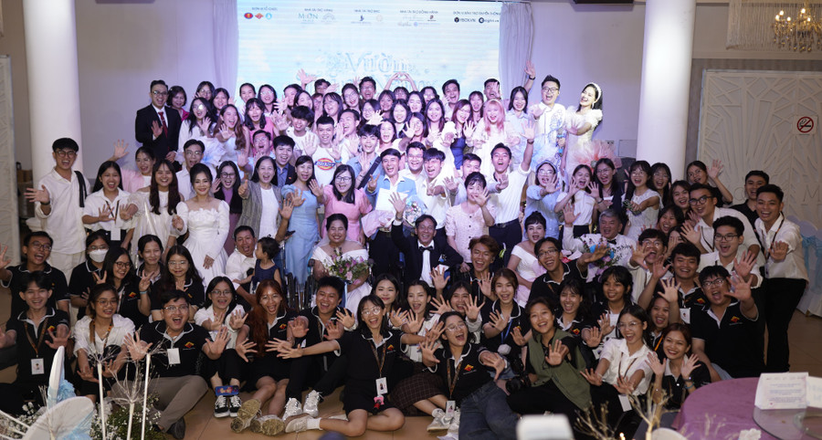 Các bạn sinh viên chụp hình lưu niệm với 5 cặp đôi và khách mời.