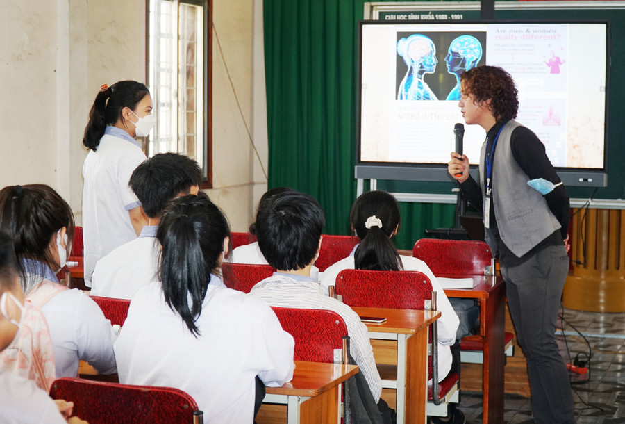 Tiết dạy môn Tiếng Anh với giáo viên nước ngoài tại Trường THPT Hà Huy Tập (TP Vinh, Nghệ An). Ảnh: Ngọc Sơn Tiết dạy môn Tiếng Anh với giáo viên nước ngoài tại Trường THPT Hà Huy Tập (TP Vinh, Nghệ An). Ảnh: Ngọc Sơn