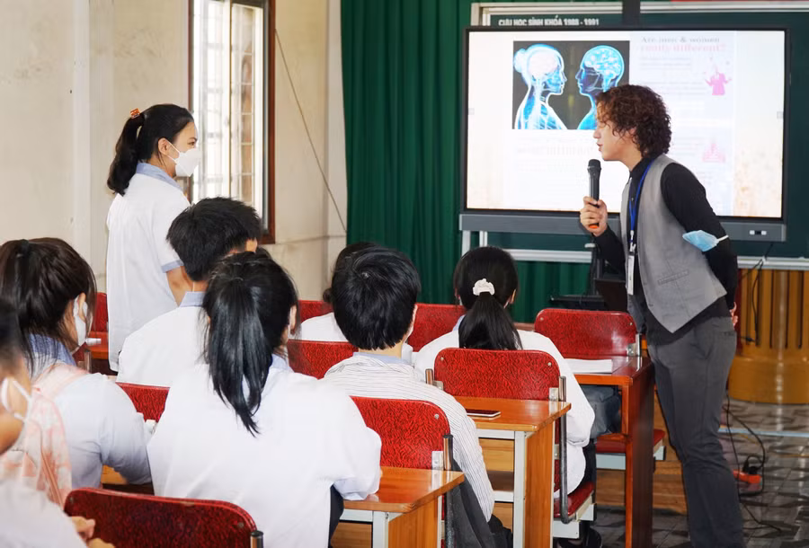 Tiết dạy môn Tiếng Anh với giáo viên nước ngoài tại Trường THPT Hà Huy Tập (TP Vinh, Nghệ An). Ảnh: Ngọc Sơn