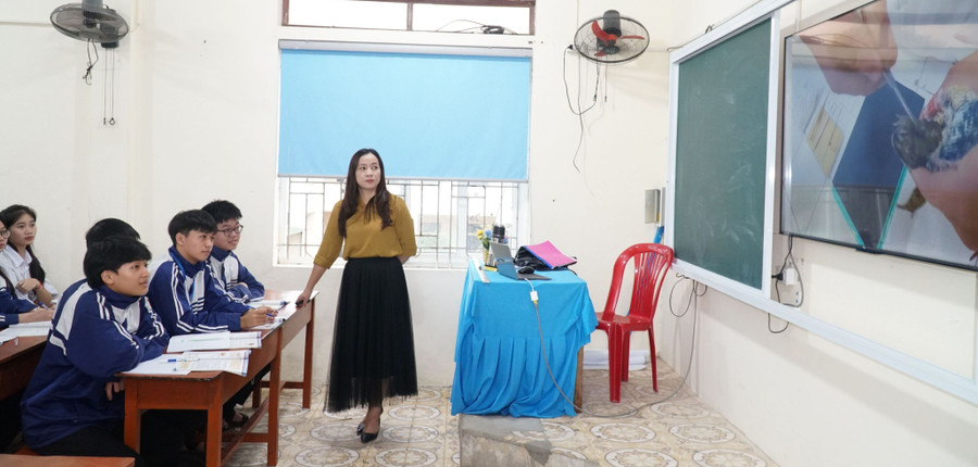 Cô Lê Thị Ngọc Diệp –Trường THPT Phạm Hồng Thái cho hay việc dạy học chương trình mới vận dụng nhiều kỹ thuật, phương pháp đa dạng. Ảnh: TG Cô Lê Thị Ngọc Diệp –Trường THPT Phạm Hồng Thái cho hay việc dạy học chương trình mới vận dụng nhiều kỹ thuật, phương pháp đa dạng. Ảnh: TG