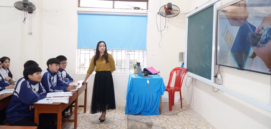 Cô Lê Thị Ngọc Diệp –Trường THPT Phạm Hồng Thái cho hay việc dạy học chương trình mới vận dụng nhiều kỹ thuật, phương pháp đa dạng. Ảnh: TG