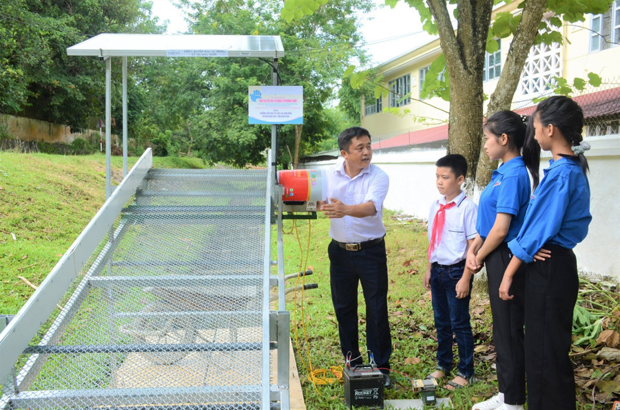 Thầy Bùi Tiến Phong hướng dẫn học sinh trong quá trình triển khai chế tạo máy. Ảnh: NTCC