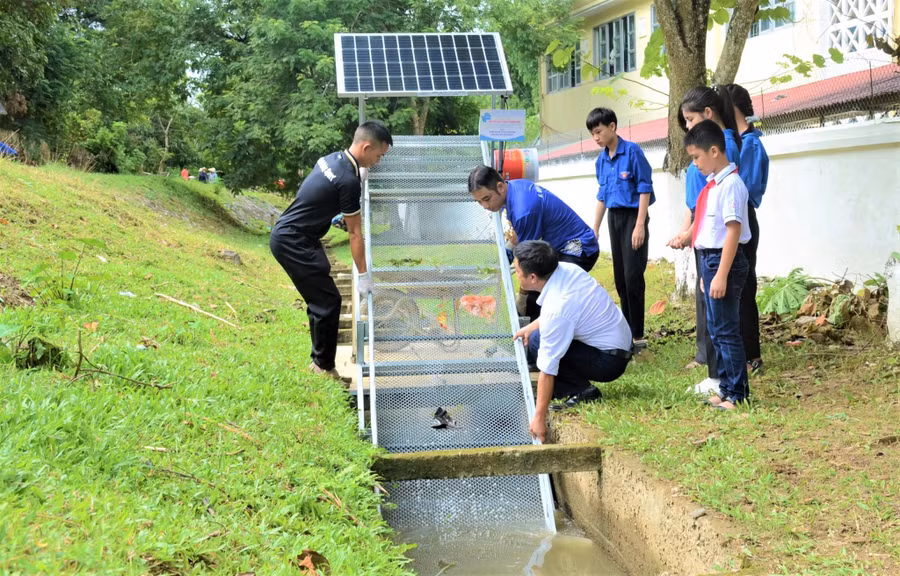 Thiết bị vớt rác tự động từ mương nước của học sinh Trường Tiểu học và THCS Sam Mứn. Ảnh: NTCC