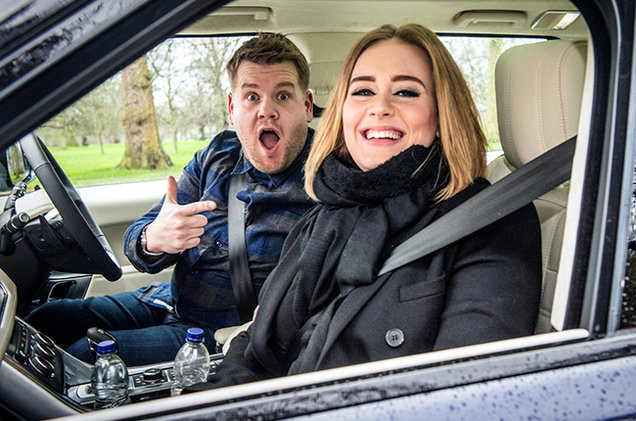 Họa mi nước Anh Adele và James Corden khi thực hiện video hát karaoke trong xe hơi. Ảnh:CBS