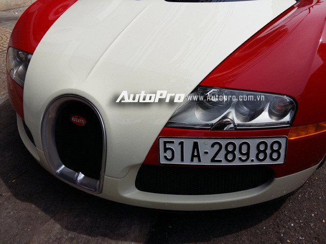 Dàn siêu xe của đại gia Minh “Nhựa” nối đuôi nhau trên phố Sài Gòn ảnh 7 Tại thị trường Việt Nam, Bugatii Veyron được nhiều người đồn đoán có mức giá hơn 2 triệu USD, tương đương 40 tỷ Đồng.