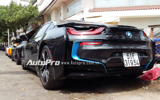 Dàn siêu xe của đại gia Minh “Nhựa” nối đuôi nhau trên phố Sài Gòn ảnh 16 BMW i8 sở hữu động cơ 3 xy-lanh, TwinPower Turbo, dung tích 1,5 lít, sản sinh công suất tối đa 231 mã lực và mô-men xoắn cực đại 320 Nm. Động cơ kết hợp một mô-tơ điện cho công suất tối đa 131 mã lực và mô-men xoắn 250 Nm. Như vậy, tổng công suất của BMW i8 là 362 mã lực và mô-men xoắn cực đại 570 Nm. Sức mạnh trên cho phép BMW i8 tăng tốc từ 0-100 km/h trong vòng 4,4 giây trước khi đạt vận tốc tối đa 250 km/h.