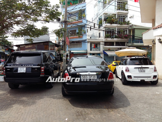 Dàn siêu xe của đại gia Minh “Nhựa” nối đuôi nhau trên phố Sài Gòn ảnh 20 Ngoài ra, trong đoàn xe còn xuất hiện những chiếc xe siêu sang như Rolls-Royce Ghost sở hữu biển cặp 38, Range Rover Autobiography và Mini Cooper S.