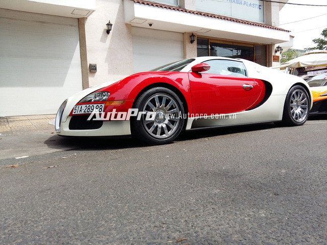 Dàn siêu xe của đại gia Minh “Nhựa” nối đuôi nhau trên phố Sài Gòn ảnh 4 Bugatti Veyron với ngoại thất đỏ-trắng từng làm giới truyền thông cả nước và các trang tin nước ngoài chấn động khi len lỏi trên con phố dày đặc xe máy tại Sài Gòn. Sau màn về nước đầy bất ngờ, siêu phẩm này chỉ xuất hiện 6 lần trên phố Sài Gòn trước khi tái xuất vào ngày hôm nay, tức mùng 5 Tết.