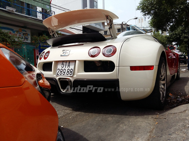 Dàn siêu xe của đại gia Minh “Nhựa” nối đuôi nhau trên phố Sài Gòn ảnh 5 Có thể nói, với Bugatti Veyron, đại gia Minh Nhựa đã khiến giới chơi xe càng thêm nể phục về độ chịu chơi của anh. Trước đó, giới nhập xe đều khẳng định rất khó để đưa ông hoàng tốc độ với mức giá khủng cùng các khoản chi phí nuôi thuộc diện đắt đỏ nhất thế giới về Việt Nam.