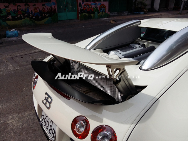 Dàn siêu xe của đại gia Minh “Nhựa” nối đuôi nhau trên phố Sài Gòn ảnh 6 Bugatti Veyron được trang bị động cơ 16 xy-lanh xếp hình chữ W, dung tích 8 lít, 64 van, 4 trục cam, 4 bộ tăng áp, sản sinh công suất tối đa 1.001 mã lực và mô-men xoắn cực đại 1.250 Nm. Siêu xe triệu đô mất 2,5 giây để tăng tốc lên 100 km/h từ vị trí xuất phát trước khi đạt vận tốc tối đa 407 km/h.