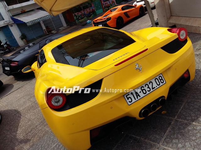Dàn siêu xe của đại gia Minh “Nhựa” nối đuôi nhau trên phố Sài Gòn ảnh 19 Chiếc Ferrari 458 Italia này vốn đã rất quen thuộc với giới chơi xe cả nước.