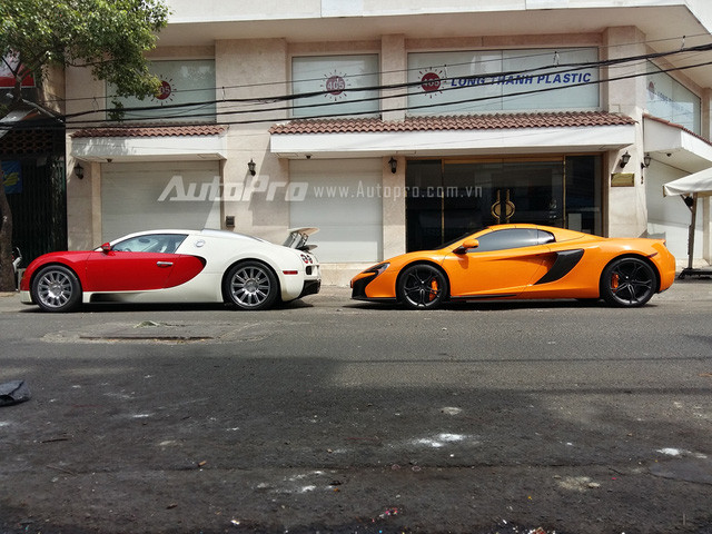 Dàn siêu xe của đại gia Minh “Nhựa” nối đuôi nhau trên phố Sài Gòn ảnh 9 Chiếc siêu xe McLaren 650S Spider màu cam đã được đưa về Việt Nam vào những ngày cuối năm 2015. Sau đó, xe nhanh chóng được ra biển trắng khá đẹp là 51F-979.79. Đối lập với ngoại thất cam là nhiều chi tiết làm từ chất liệu sợi carbon cùng bộ la-zăng màu đen nhám. Bên trong xe, hai màu sắc cam và đen tiếp tục xuất hiện.