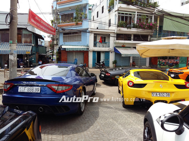Dàn siêu xe của đại gia Minh “Nhựa” nối đuôi nhau trên phố Sài Gòn ảnh 18 Bộ đôi Ferrari 458 Italia vàng và Maserati Granturismo MC Stradale khoe dáng cùng nhau. Chiếc Maserati Granturismo MC Stradale trong bộ áo xanh dương nổi bật với biển kiểm soát tứ quý 8. Đây cùng là chiếc Granturismo MC Stradale đầu tiên được phân phối chính hãng.