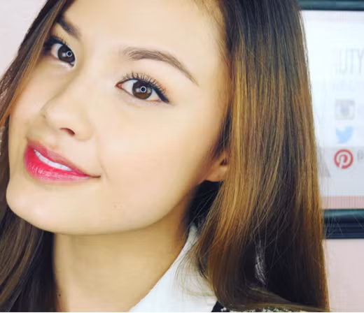 3. Phong cách trang điểm baby: Thay cho kiểu lông mày đậm, môi trầm của năm cũ, các cô gái Hàn năm nay thích kiểu trang điểm nhẹ với phấn mắt pastel, má ửng hồng và đôi môi đỏ phớt.