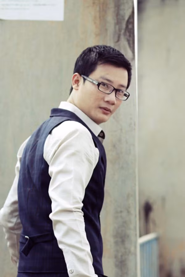  Hoàng Bách sinh năm 1980 tại Nam Định. Anh từng là cựu thành viên của nhóm AC&M và sở hữu nhiều ca khúc được khán giả yêu thích sau khi hoạt động solo. 