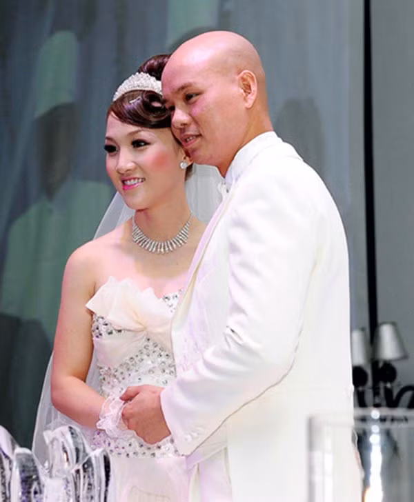 Năm 2011, nam ca sĩ tuổi Canh Thân tổ chức đám cưới với bạn gái kém 12 tuổi. Vợ của Phan Đinh Tùng chính là người mẫu, ca sĩ Thái Ngọc Bích.