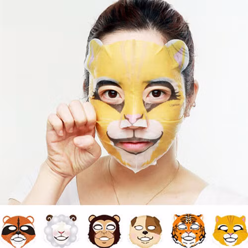 4.Mặt nạ dạng miếng: Người dân Hàn hẳn không còn xa lạ các kiểu mặt nạ này, tuy nhiên, năm nay, nó sẽ tạo nên xu hướng khiến các tín đồ làm đẹp phương Tây cũng mê mẩn. Còn gì tuyệt hơn khi bạn sẽ có một làn da rạng ngời chỉ với một miếng mặt nạ giấy đẫm dưỡng chất.