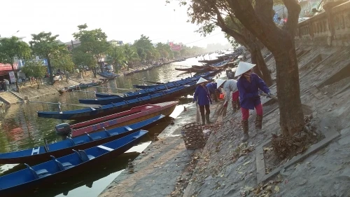 Giá vé gửi xe chùa Hương bị "đội" lên gấp nhiều lần trước giờ "G"