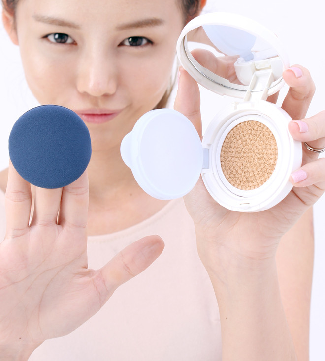 6. Làn da trong suốt phủ sương: Các sản phẩm BB Cushion sẽ tiếp tục gây sốt trong năm 2016 với sự bổ sung nhiều tông màu giúp phù hợp nhiều loại da. Đây cũng được đánh giá là sản phẩm giúp da đẹp tự nhiên và căng mọng nhất trong các sản phẩm che phủ hiện đại. 6. Làn da trong suốt phủ sương: Các sản phẩm BB Cushion sẽ tiếp tục gây sốt trong năm 2016 với sự bổ sung nhiều tông màu giúp phù hợp nhiều loại da. Đây cũng được đánh giá là sản phẩm giúp da đẹp tự nhiên và căng mọng nhất trong các sản phẩm che phủ hiện đại.