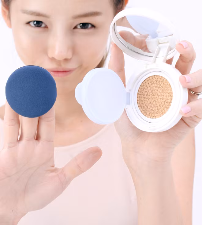 6. Làn da trong suốt phủ sương: Các sản phẩm BB Cushion sẽ tiếp tục gây sốt trong năm 2016 với sự bổ sung nhiều tông màu giúp phù hợp nhiều loại da. Đây cũng được đánh giá là sản phẩm giúp da đẹp tự nhiên và căng mọng nhất trong các sản phẩm che phủ hiện đại.