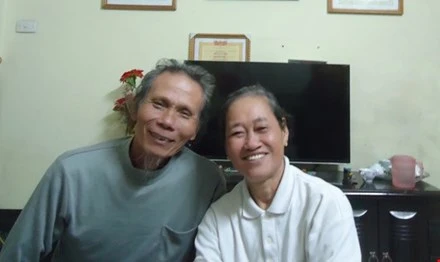 Vợ chồng tỷ phú bị nhầm là ăn mày vì mê mót lúa
