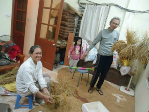 Vợ chồng tỷ phú bị nhầm là ăn mày vì mê mót lúa ảnh 2 Vợ chồng tỷ phú bị nhầm là ăn mày vì mê mót lúa - ảnh 1