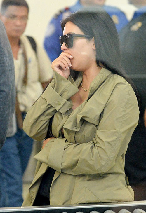 Hoảng hốt trước Kim Kardashian khoe ngực ngồn ngộn ở sân bay ảnh 5 Anh8-3640-1435053797.jpg