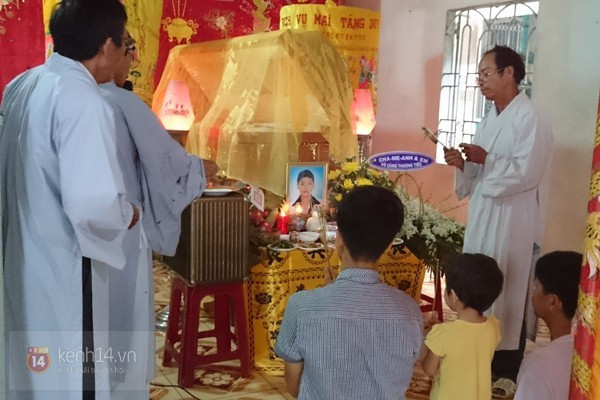 Gia đình, người thân đau buồn tiễn đưa thiếu nữ tự tử vì bị tung clip sex - Ảnh 2