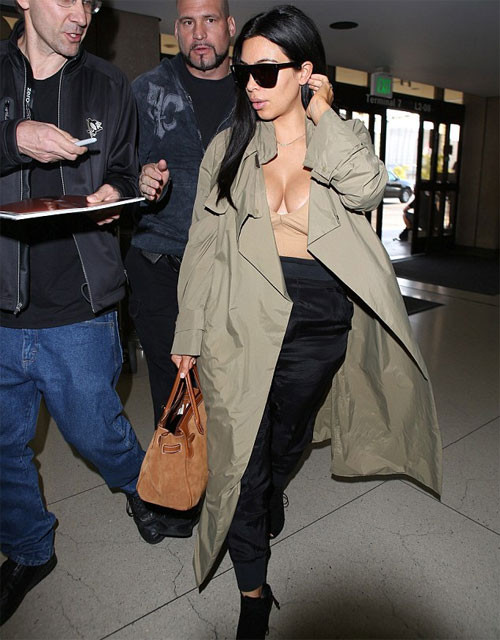 Hoảng hốt trước Kim Kardashian khoe ngực ngồn ngộn ở sân bay ảnh 4 Anh3-1474-1435053796.jpg