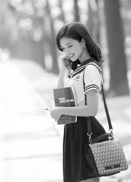 Hoa khôi SV Hà Nội đẹp tinh khôi bên ngôi trường cũ Hoa khoi SV Ha Noi dep tinh khoi ben ngoi truong cu
