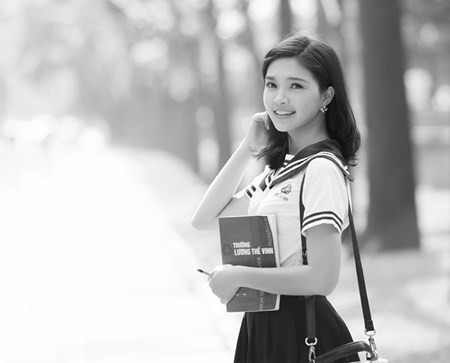 Hoa khôi SV Hà Nội đẹp tinh khôi bên ngôi trường cũ Hoa khoi SV Ha Noi dep tinh khoi ben ngoi truong cu